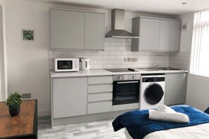 Tabla de planchar con plancha, wifi y ropa de cama