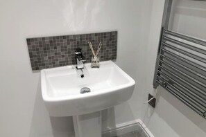 Ducha, secador de pelo, toallas, jabón