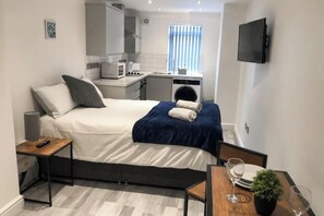 Tabla de planchar con plancha, wifi y ropa de cama