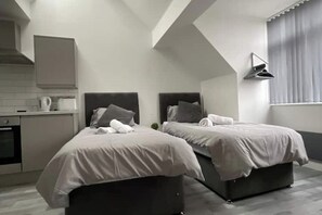 Tabla de planchar con plancha, wifi y ropa de cama