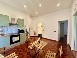 Frigorifero, forno, piano cottura, pentole/stoviglie/utensili