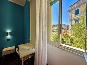 Dobbeltrom – comfort, byutsikt | Skrivebord og wi-fi (inkludert)