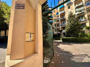 Front of property - Giano's Room Napoli (Naples)
