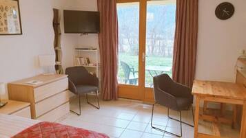 1 slaapkamer, een strijkplank/strijkijzer, wifi