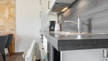 Refrigerador, microondas, horno, placa de cocina