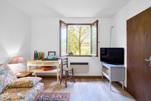 TV - Maison La Plaine – Comfortable Holiday Home with Terrace in the Heart of Périgord (Saint-Laurent la Vallée)