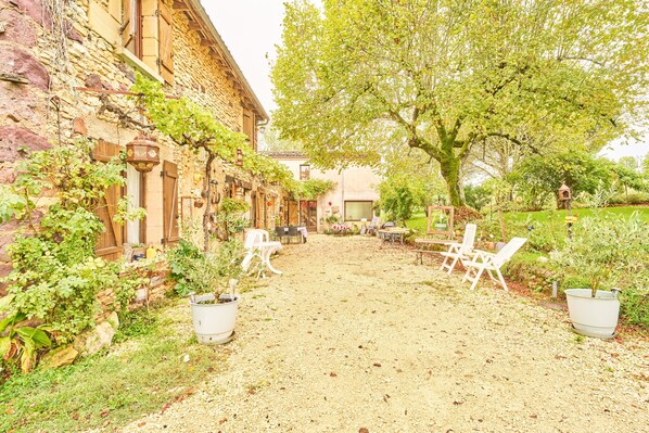 Terrace/patio - Maison La Plaine – Comfortable Holiday Home with Terrace in the Heart of Périgord (Saint-Laurent la Vallée)