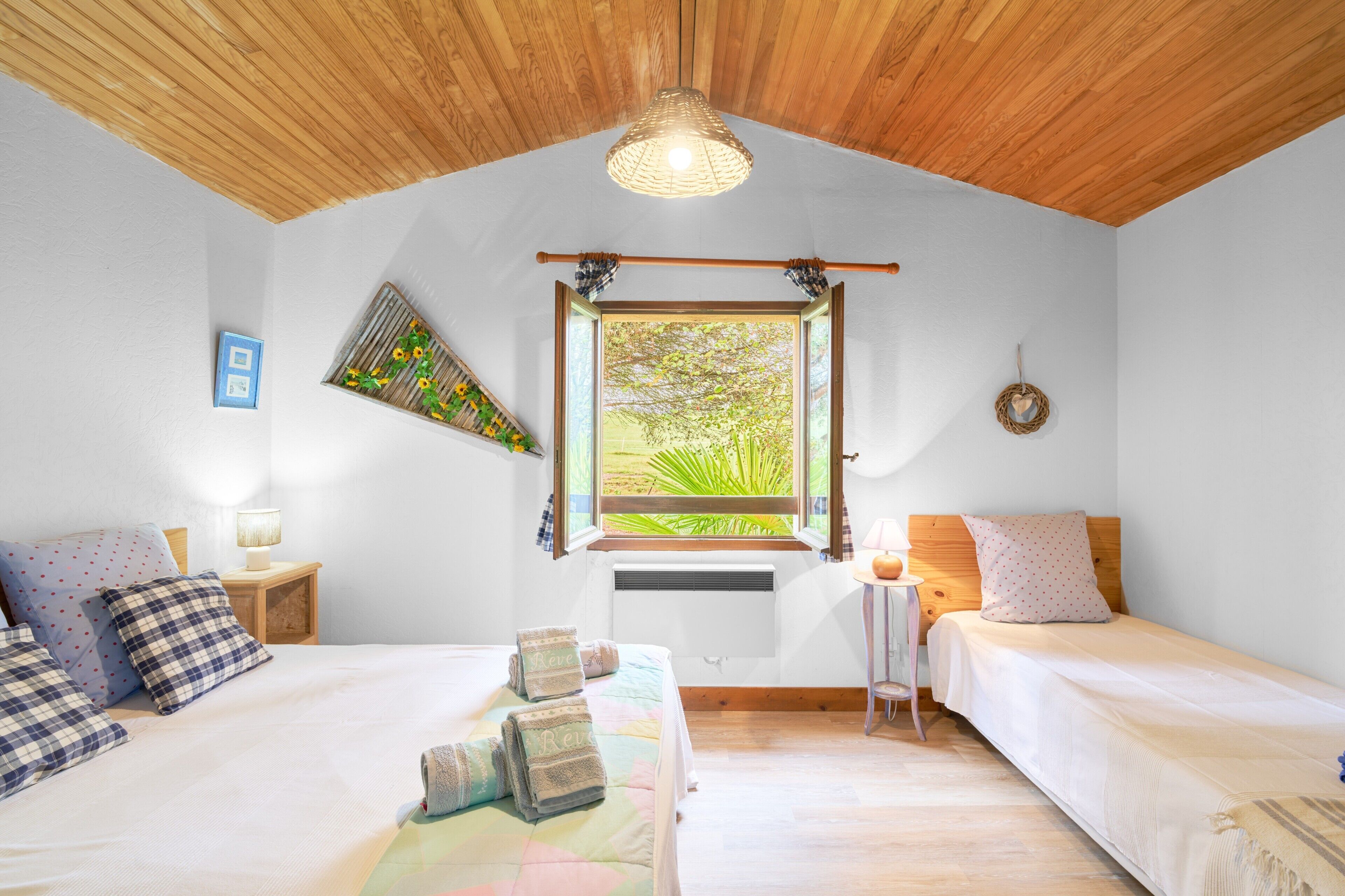 2 bedrooms, desk, iron/ironing board, WiFi