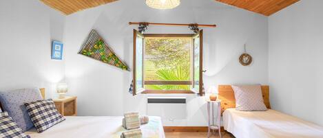 2 bedrooms, desk, iron/ironing board, WiFi