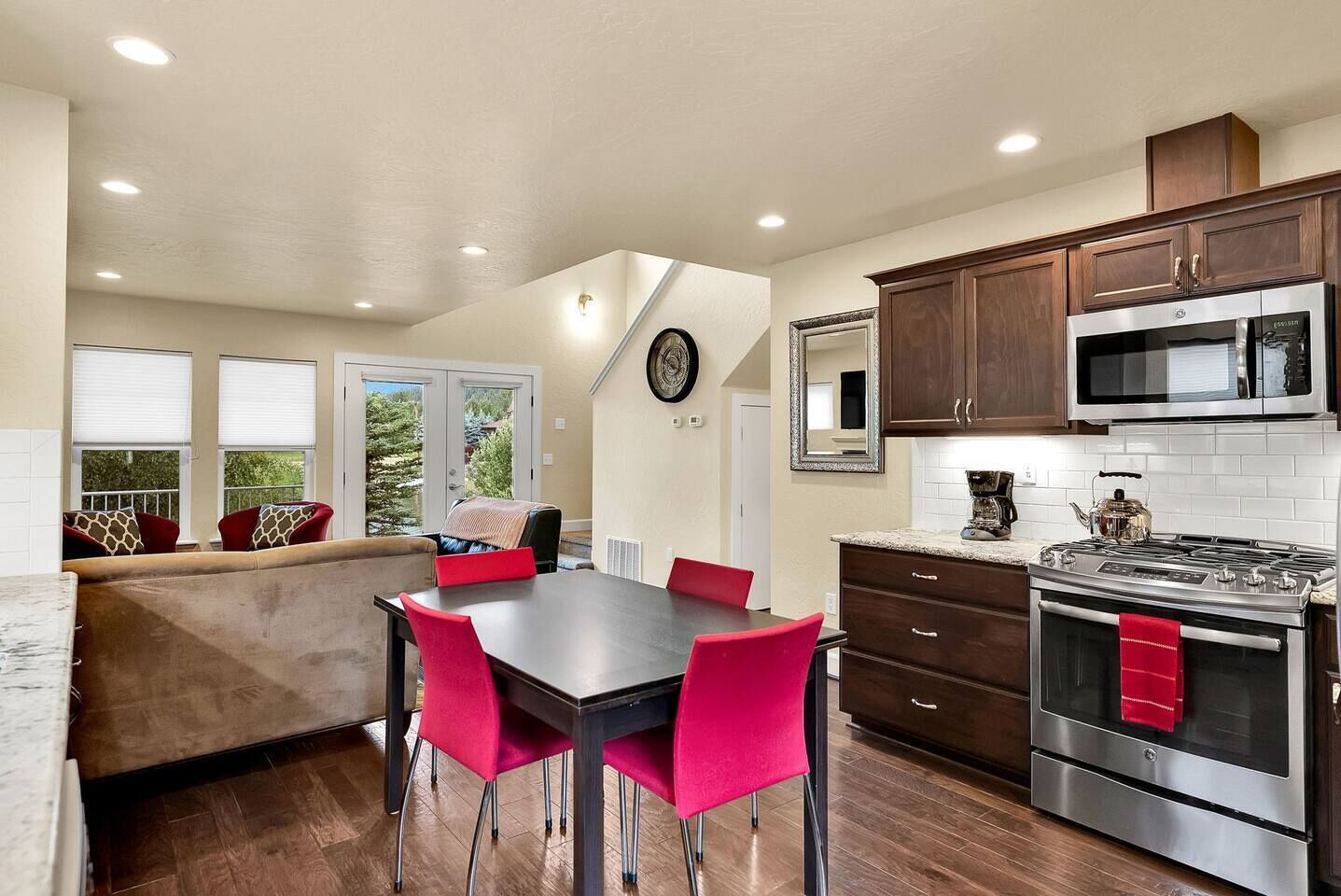 雪櫃、微波爐、焗爐、爐具