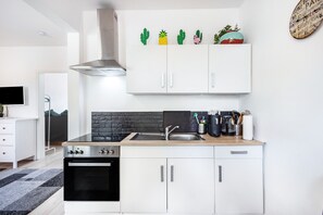 Kühlschrank, Mikrowelle, Ofen, Herdplatte