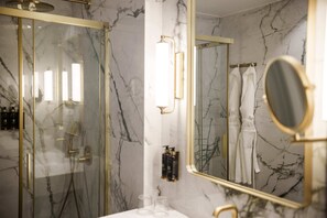 Cozy | Badezimmer | Dusche, Haartrockner, Hausschuhe, Handtücher