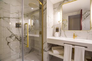 ฝักบัว, ไดร์เป่าผม, รองเท้าสวมภายในห้อง, ผ้าเช็ดตัว