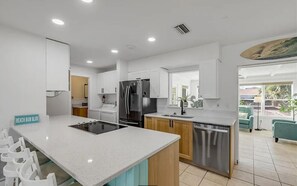 Four à micro-ondes, un four, surface de cuisson, lave-vaisselle