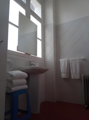 Douche, serviettes fournies