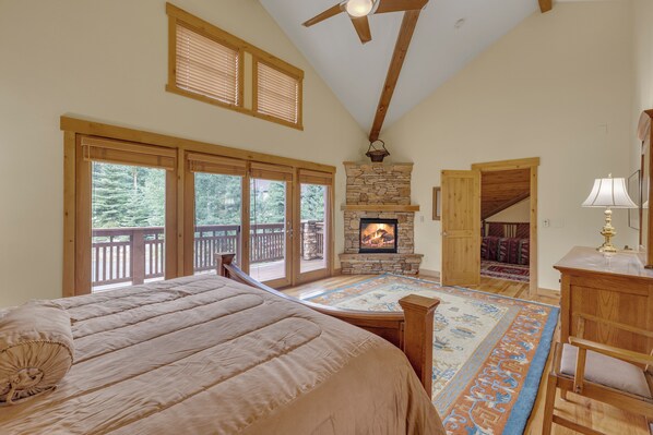 3 عدّة غرف نوم ومكتب وخدمة الإنترنت وملاءات أسرّة