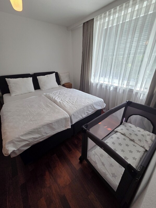 1 habitación, tabla de planchar con plancha, wifi y ropa de cama 