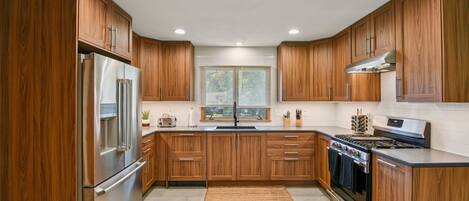 Maison, 4 chambres | Cuisine privée | Réfrigérateur, un four, cafetiÚre-théiÚre, grille-pain