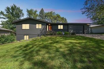 Iowa City 4br Backyard Walk To Stadium 4 Bedroom Home