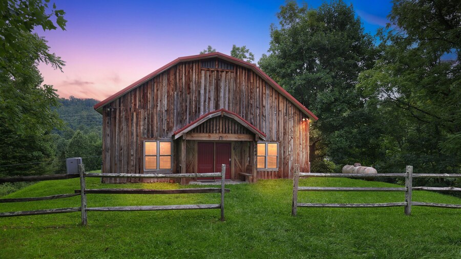 Secluded Mountain Retreat With Stunning Views 4 Bedroom Home