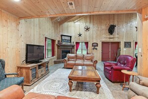 House, 4 Bedrooms | Living area