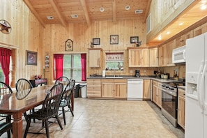 House, 4 Bedrooms | Private kitchen | Fridge, oven