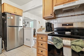 House, 3 Bedrooms | Private kitchen | Fridge, oven, coffee/tea maker, toaster