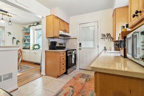 House, 3 Bedrooms | Private kitchen | Fridge, oven, coffee/tea maker, toaster