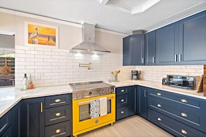 House, 2 Bedrooms | Private kitchen | Fridge, oven, coffee/tea maker, toaster