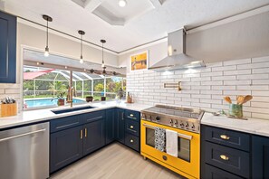House, 2 Bedrooms | Private kitchen