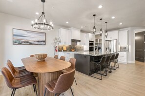 House, 6 Bedrooms | Dining