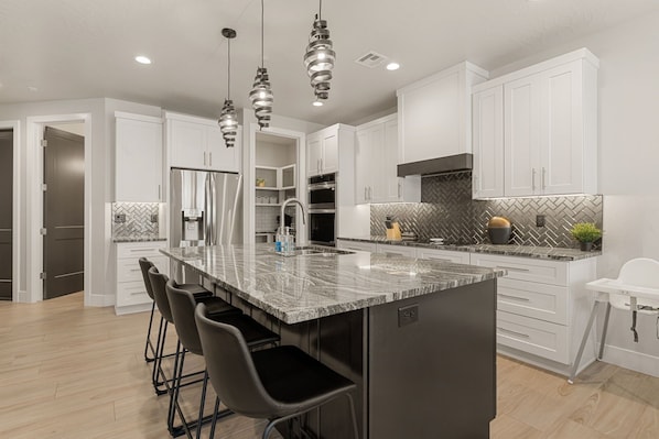 House, 6 Bedrooms | Private kitchen | Fridge, oven, coffee/tea maker, toaster