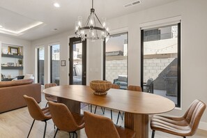 House, 6 Bedrooms | Dining