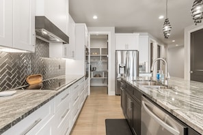 House, 3 Bedrooms | Private kitchen