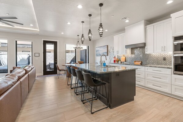 専用キッチン | 冷蔵庫、オーブン、コーヒー / ティーメーカー、トースター