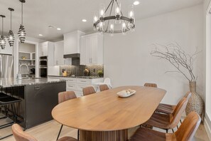 House, 3 Bedrooms | Tempat makan