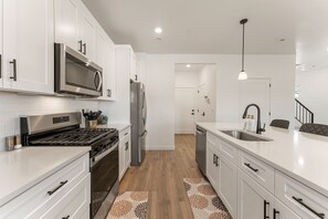 Maison en rangée, 4 chambres | Cuisine privée | Réfrigérateur, un four, cafetiÚre-théiÚre, grille-pain