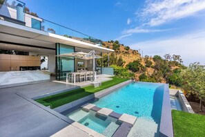 حمّام سباحة مُدفَّأ