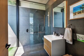 Douche, sèche-cheveux, serviettes fournies