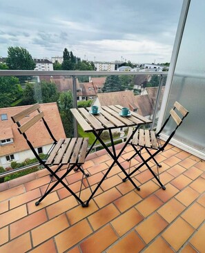 Outdoor dining - Le haie vigné, large quiet apartment close to town center (Caen)