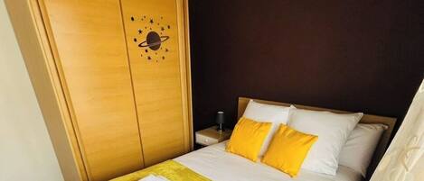4 Schlafzimmer, Schreibtisch, Bügeleisen/Bügelbrett, Reisekinderbett
