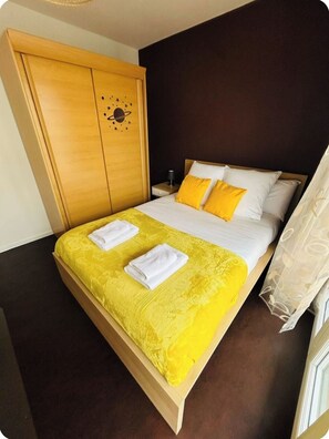 4 bedrooms, desk, iron/ironing board, travel crib