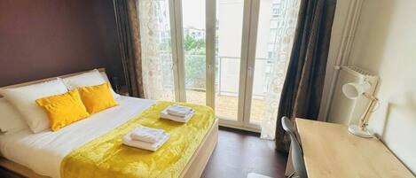 4 間睡房、書桌、熨斗/熨衫板、可攜式嬰兒床