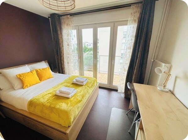 4 bedrooms, desk, iron/ironing board, travel cot - Le haie vigné, large quiet apartment close to town center (Caen)