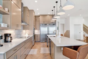 Fridge, oven, dishwasher, coffee/tea maker