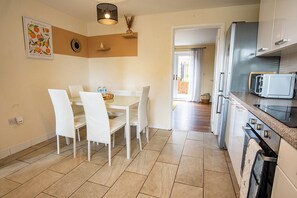 Microwave, stovetop, dishwasher - Delightful 3-bedroom house in Nottingham (Nottingham)