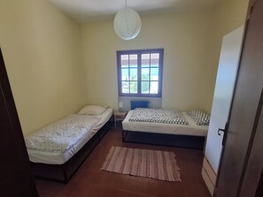 2 bedrooms, travel cot, WiFi