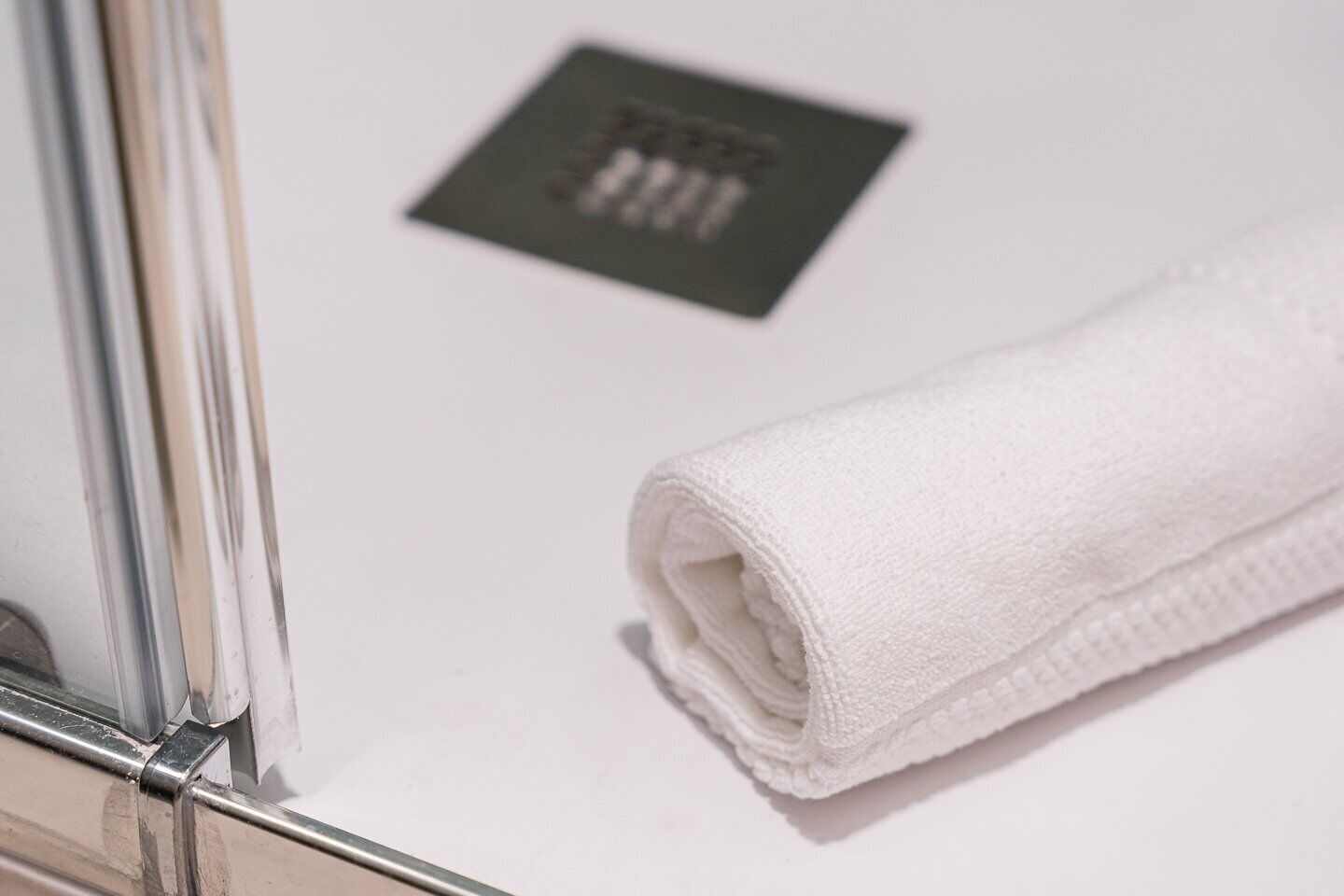 Una toalla blanca sobre una encimera de baño.