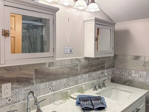 Dusche, Haartrockner, Handtücher, Seife
