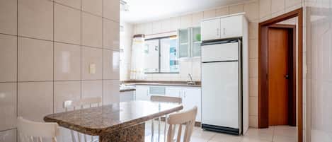 Basic Apartment | Dining
